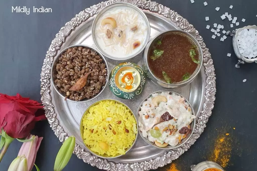 హిందూ రోజువారీ జీవితంలో దేవాలయాలు, ప్రసాదం, పూజ మరియు అర్చనల పాత్ర — జీవనశైలి