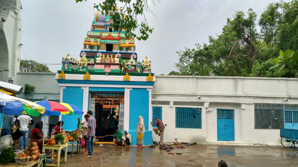 చిల్కూర్ బాలాజీ దేవాలయం. — ఆలయాలు