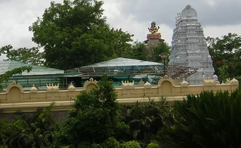 బాసర జ్ఞాన సరస్వతి ఆలయం — ఆలయాలు