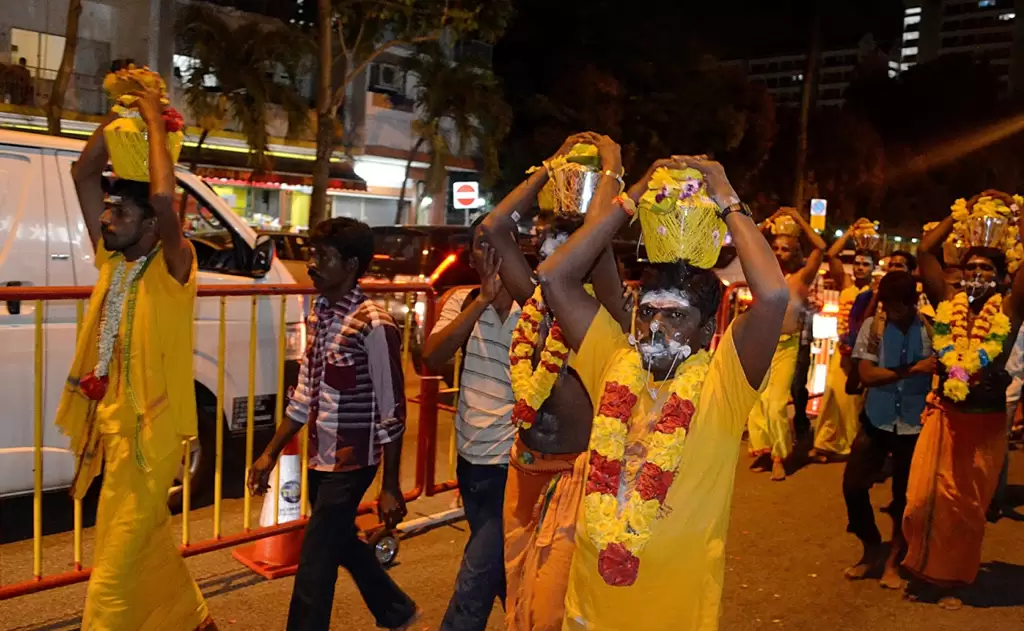 భక్తులు పసుపు వర్ణం ధరిస్తే ఎందుకు? — సంప్రదాయాలు