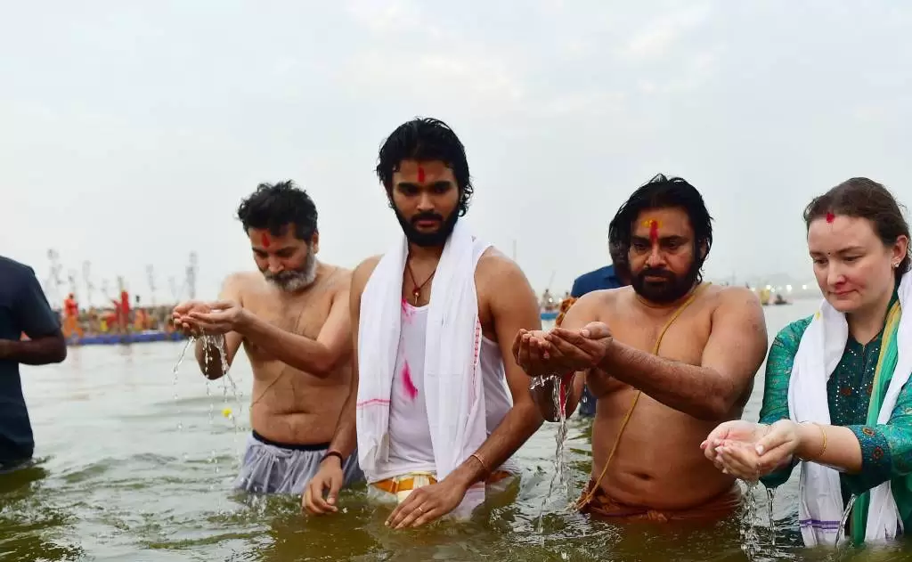 మహా కుంభ మేళా 2025: ఉప ముఖ్యమంత్రి శ్రీ #పవన్ కళ్యాణ్ పవిత్ర స్నానం & ఆర్తి — మహా కుంభమేళా