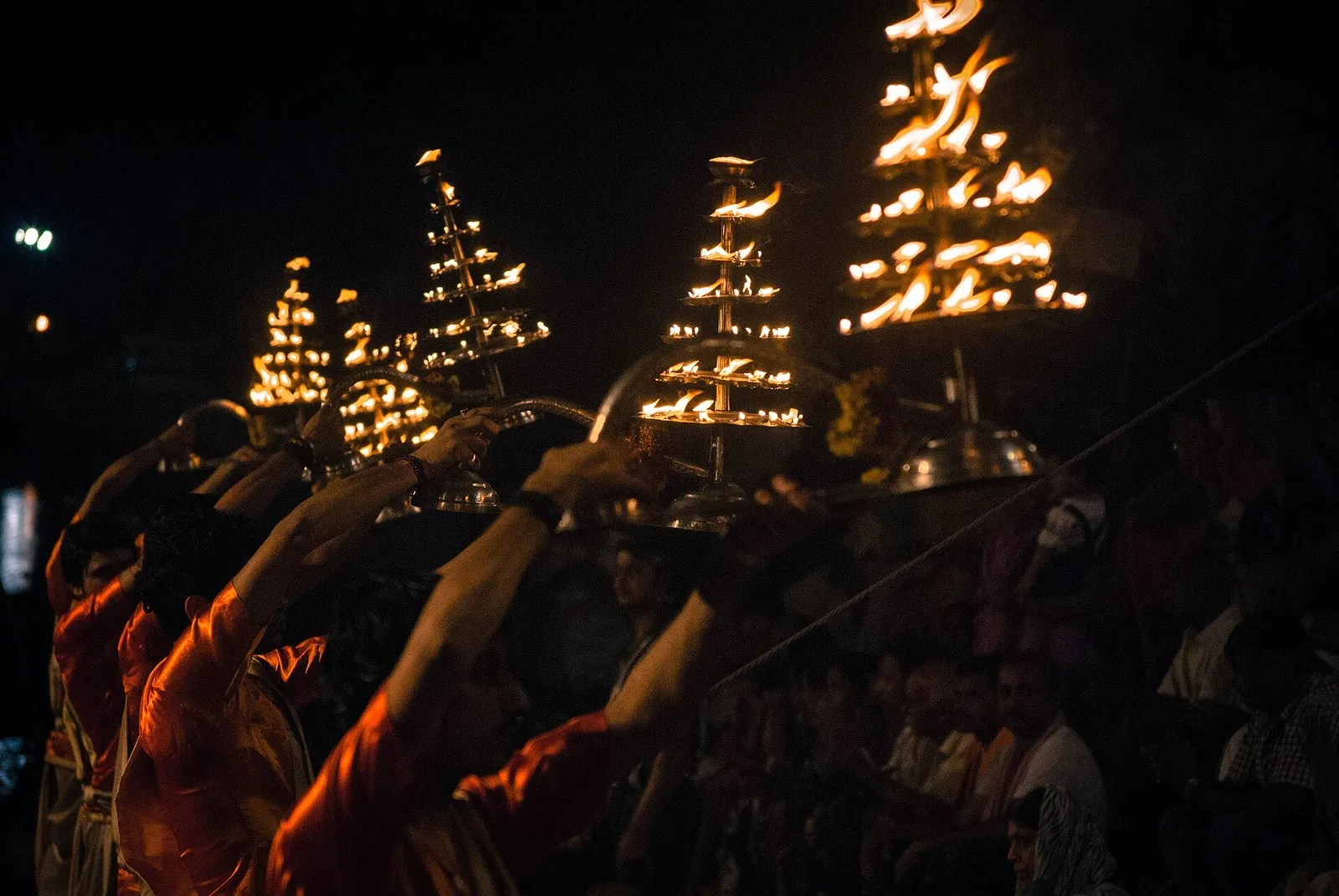 హారతి సరిగ్గా ఎలా ఇవ్వాలి: విధానం, అర్థం, కావలసినవి మరియు భద్రతా సూచనలు — పూజలు, శ్లోకాలు, మంత్రాలు